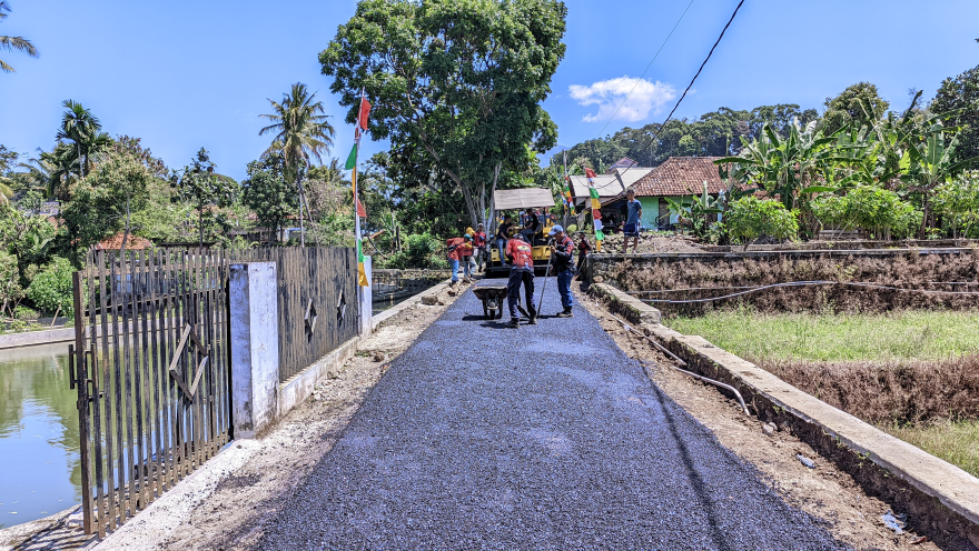 Pembangunan Jalan Hotmix Dusun Biru Blok Karamat Tingkatkan Akses Warga